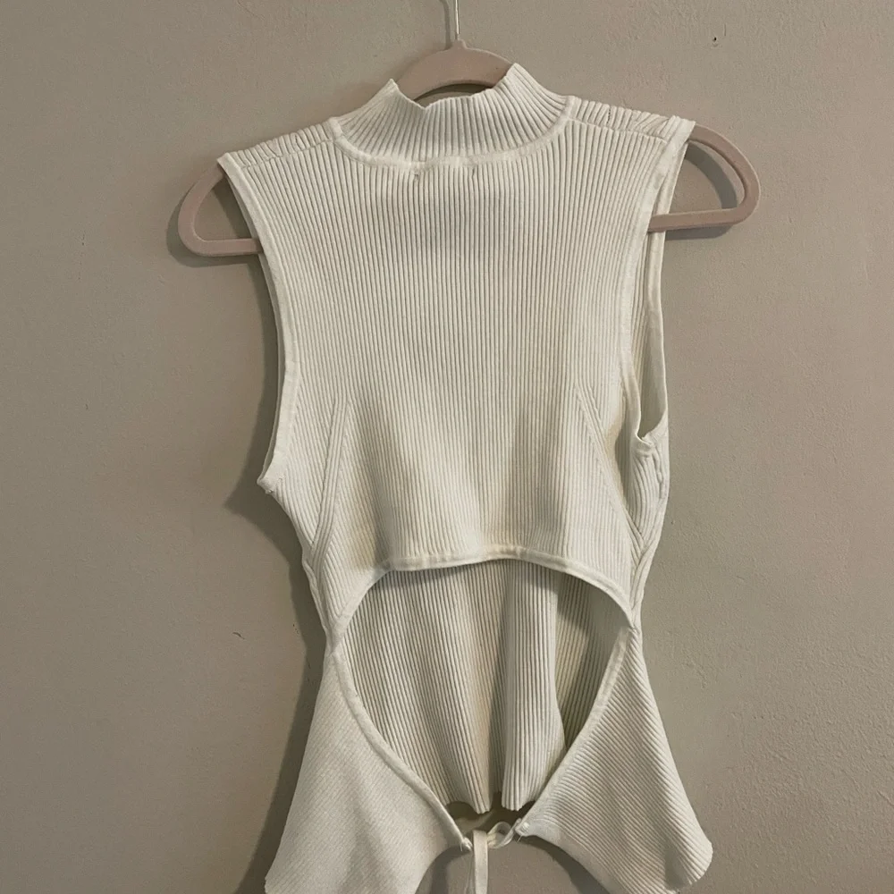 F21 Sleeveless Ribbed White Top - Picture 2 of 2